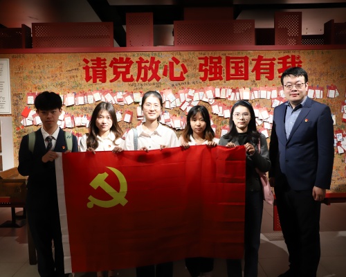 “小红本”里长出青春中国